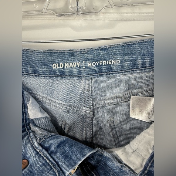 Old Navy women’s Boyfriend denim jean shorts.  Size 4. - Picture 4 of 4